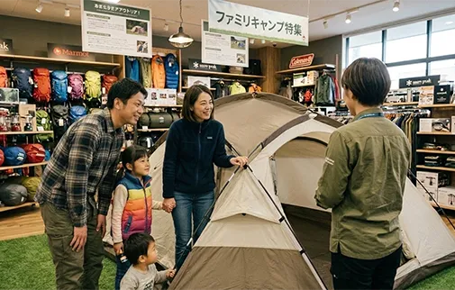 「アウトドア用品店での接客中」